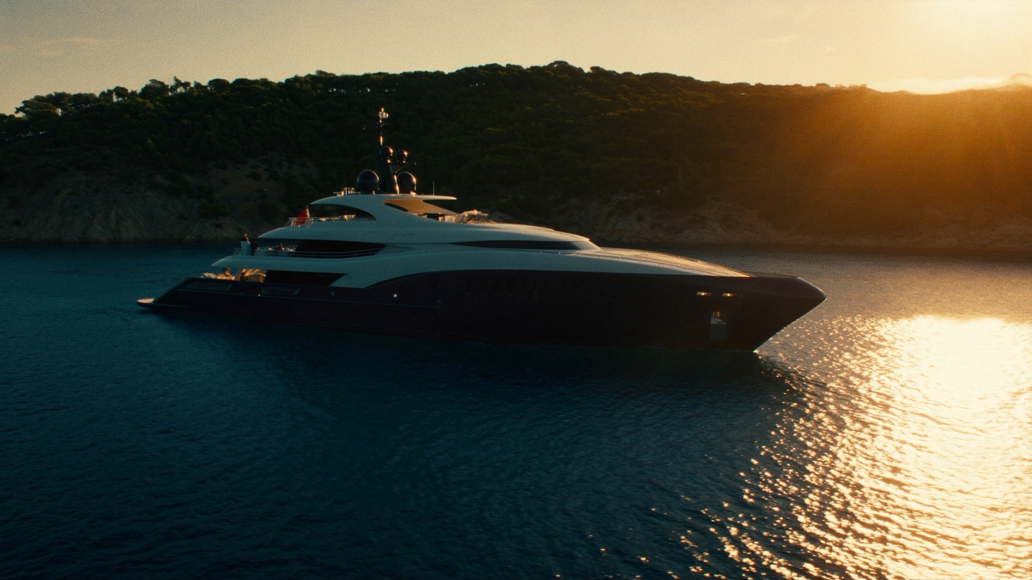 Saint-Tropez, yacht au couchant